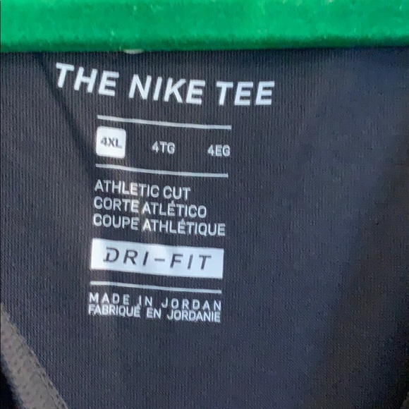 A gray Nike shirt - Picture 2 of 3